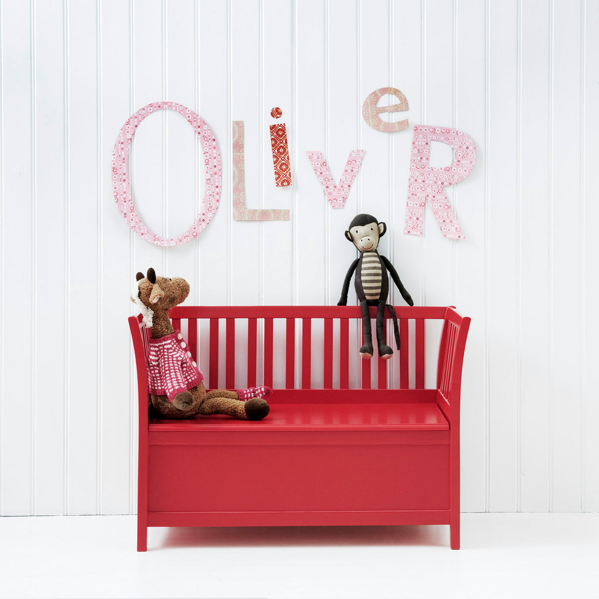 021143_bench_storage.jpg__PID:f14d1238-b19a-4628-8a82-d8c608105440